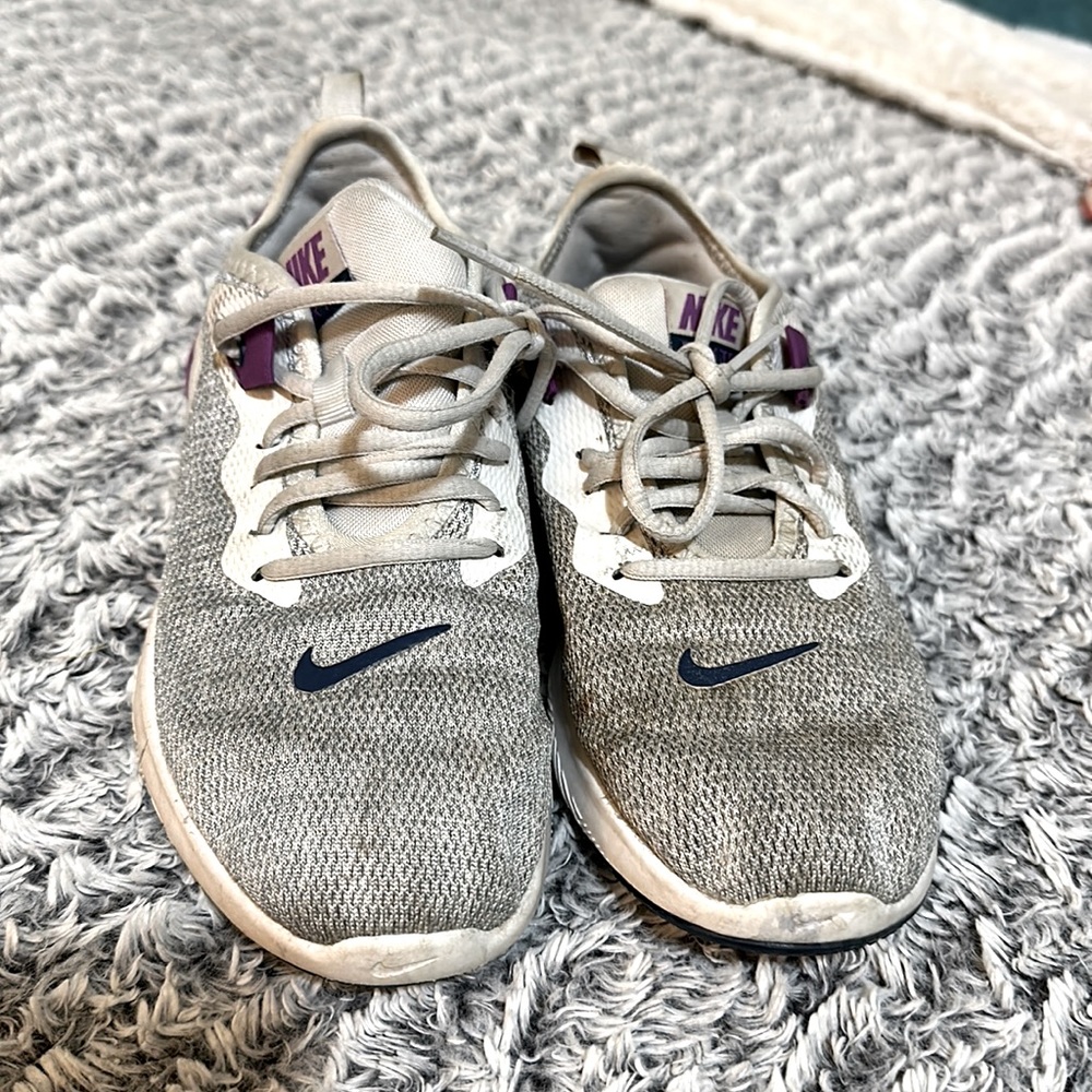 Size 6 Nike Flex shoes